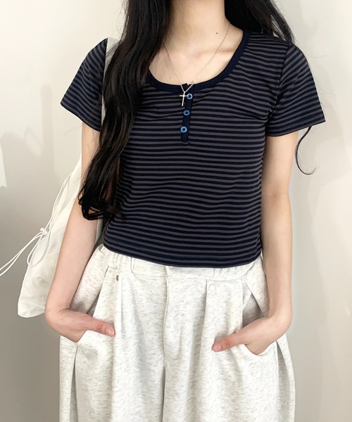 SHEPP（シープ）の「【新色追加】コンパクト ボーダーヘンリーネックTシャツ スタイルアップ 半袖トップス（Tシャツ/カットソー・レディース・グレー/ライトグレー・M）」の8枚目の写真