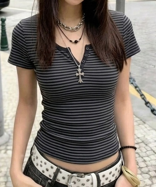 SHEPP（シープ）の「【新色追加】コンパクト ボーダーヘンリーネックTシャツ スタイルアップ 半袖トップス（Tシャツ/カットソー・レディース・グレー/ライトグレー・M）」の11枚目の写真