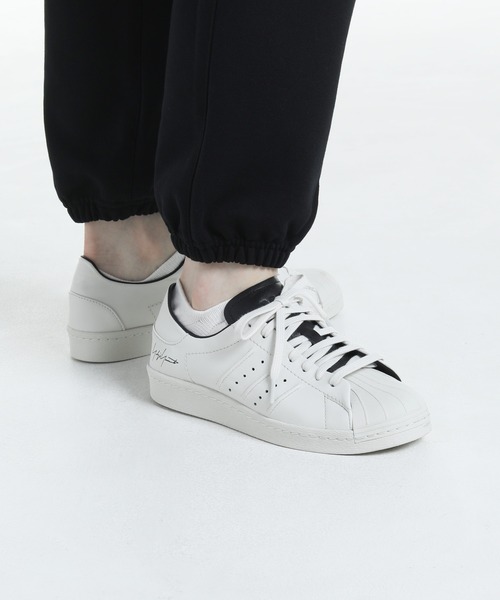 Y-3（ワイスリー）の「Y-3 SUPERSTAR（スニーカー・メンズ・グレー系その他・27.0cm/26.5cm/26.0cm/25.5cm/28.5cm/28.0cm/27.5cm/22.5cm/23.0cm/23.5cm/24.0cm/24.5cm/25.0cm/29.0cm/29.5cm）」の2枚目の写真