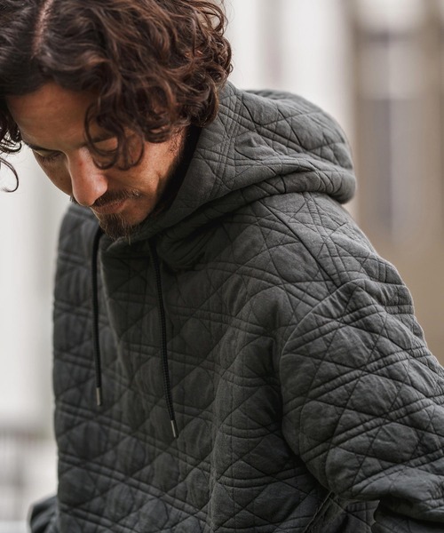 1minute 1second（ワンミニットワンセカンド）の「mpa3852-quilted side zip hoody with heart patch サイドジップパーカー（パーカー・メンズ・ブラック/チャコール・S/M/L/XL）」の5枚目の写真