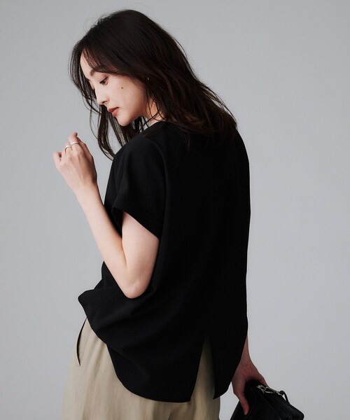 UNTITLED（アンタイトル）の「【セットアップ可/はっ水/通勤】リラククール 半袖ブラウス（シャツ/ブラウス・レディース・ブラック/ブラウン系/チャコールグレー・50/48/46/44/04/03/02/01/00）」の6枚目の写真