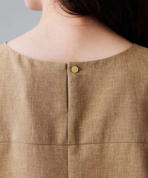 UNTITLED（アンタイトル）の「【セットアップ可/はっ水/通勤】リラククール 半袖ブラウス（シャツ/ブラウス・レディース・ブラック/ブラウン系/チャコールグレー・50/48/46/44/04/03/02/01/00）」の21枚目の写真