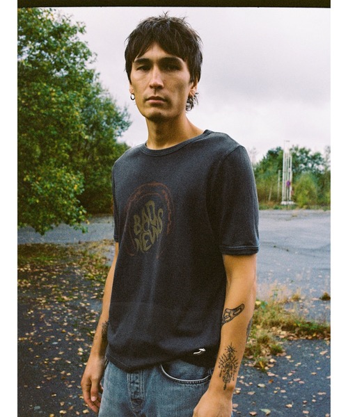 Nudie Jeans(ヌーディージーンズ)の「Nudie Jeans/ヌーディージーンズ Ricky Bad News T-Shirt / Tシャツ / Antracite(Tシャツ/カットソー・メンズ・ブラック系その他・XL/L/M/S)」の3枚目の写真