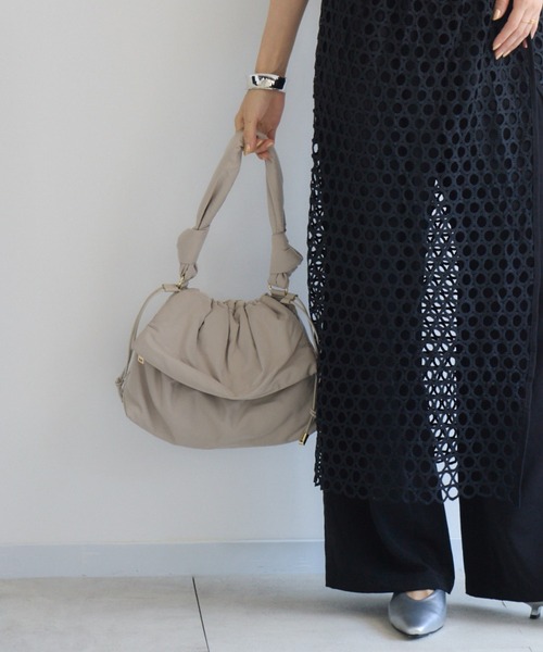 KATHARINE ROSS（キャサリンロス）の「【KATHARINE ROSS】story. ギャザーフラップバッグ（ハンドバッグ・レディース・ブラック/グレイッシュベージュ・MEDIUM）」の2枚目の写真