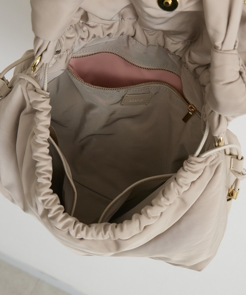 KATHARINE ROSS（キャサリンロス）の「【KATHARINE ROSS】story. ギャザーフラップバッグ（ハンドバッグ・レディース・ブラック/グレイッシュベージュ・MEDIUM）」の18枚目の写真