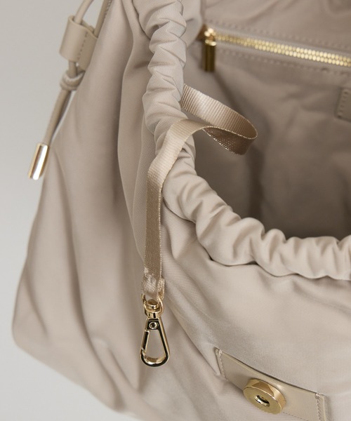KATHARINE ROSS（キャサリンロス）の「【KATHARINE ROSS】story. ギャザーフラップバッグ（ハンドバッグ・レディース・ブラック/グレイッシュベージュ・MEDIUM）」の19枚目の写真