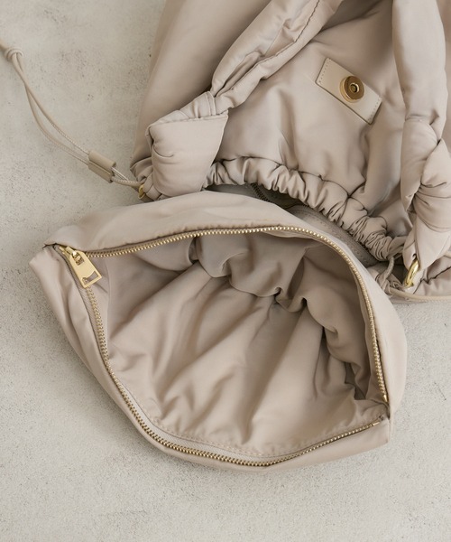 KATHARINE ROSS（キャサリンロス）の「【KATHARINE ROSS】story. ギャザーフラップバッグ（ハンドバッグ・レディース・ブラック/グレイッシュベージュ・MEDIUM）」の20枚目の写真