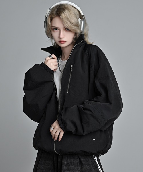 ADRER(アドラー)の「Nylon × Fleece Reversible Short Blouson / ナイロン×フリース リバーシブルショートブルゾン(ブルゾン・メンズ・ブラック/アイボリー/ブルーグリーン/ブラック系1/ワイン系1/グレー系1・XS/S/M/L)」の1枚目の写真