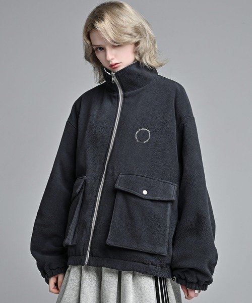 ADRER(アドラー)の「Nylon × Fleece Reversible Short Blouson / ナイロン×フリース リバーシブルショートブルゾン(ブルゾン・メンズ・ブラック/アイボリー/ブルーグリーン/ブラック系1/ワイン系1/グレー系1・XS/S/M/L)」の4枚目の写真