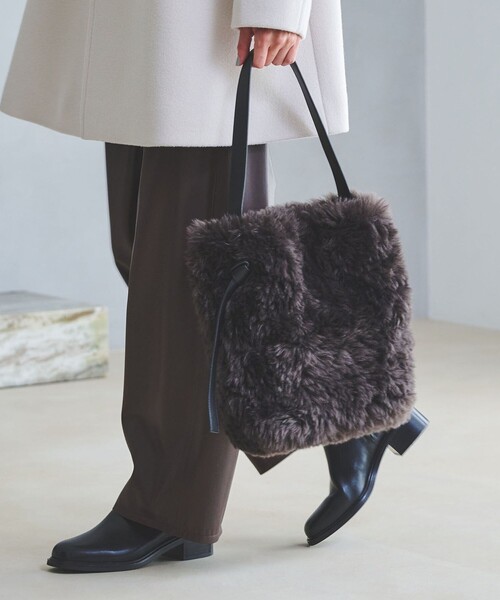 UNITED ARROWS（ユナイテッドアローズ）の「フェイクボア ワンショルダーバッグ（ショルダーバッグ・レディース・ベージュ/ダークブラウン・FREE）」の2枚目の写真