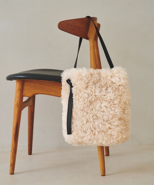 UNITED ARROWS（ユナイテッドアローズ）の「フェイクボア ワンショルダーバッグ（ショルダーバッグ・レディース・ベージュ/ダークブラウン・FREE）」の3枚目の写真