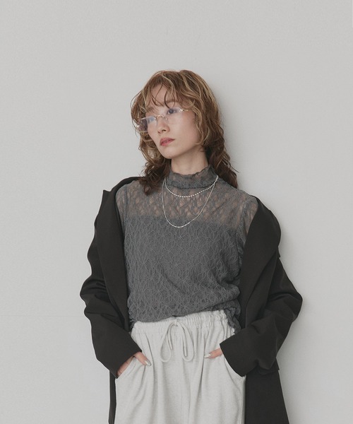 ad thie(アドティエ)の「プチハイネック レーストップス(Tシャツ/カットソー・レディース・オフホワイト/ブラック/グレー・FREE)」の3枚目の写真