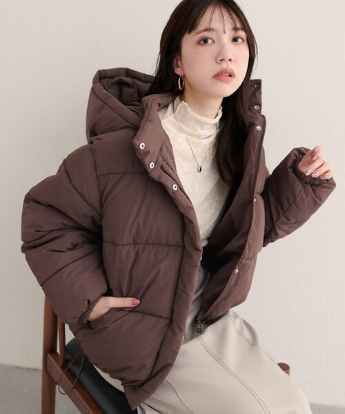 natural couture(ナチュラルクチュール)の「フード中綿ジャケット(ダウンジャケット/コート・レディース・ブラウン/アイボリー/グレイッシュベージュ/サックスブルー/ブラック・FREE)」の4枚目の写真