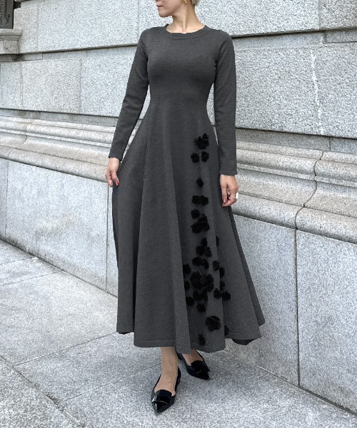 JENNE(ジェンヌ)の「フラワーモチーフワンピース(ワンピース・レディース・グレー/ブラック・SMALL/MEDIUM/LARGE)」の1枚目の写真