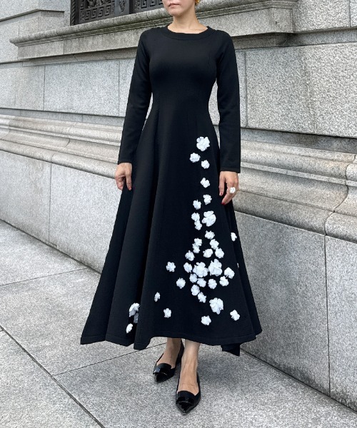 JENNE(ジェンヌ)の「フラワーモチーフワンピース(ワンピース・レディース・グレー/ブラック・SMALL/MEDIUM/LARGE)」の2枚目の写真