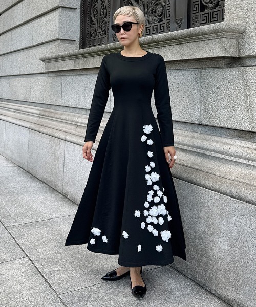 JENNE(ジェンヌ)の「フラワーモチーフワンピース(ワンピース・レディース・グレー/ブラック・SMALL/MEDIUM/LARGE)」の3枚目の写真