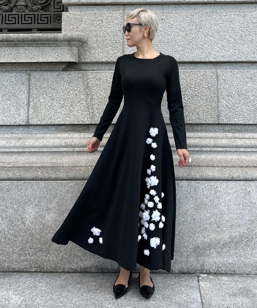 JENNE(ジェンヌ)の「フラワーモチーフワンピース(ワンピース・レディース・グレー/ブラック・SMALL/MEDIUM/LARGE)」の4枚目の写真