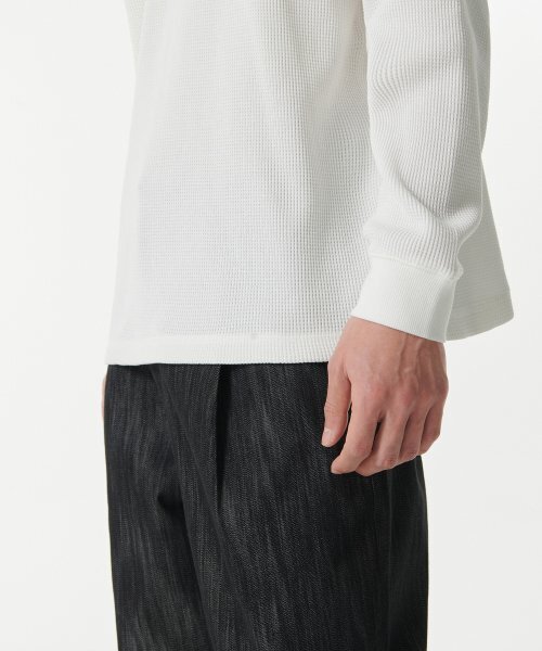 MUSINSA STANDARD（ムシンサスタンダード）の「ワッフルリラックスドクルーネック長袖Tシャツ[アイボリー]（Tシャツ/カットソー・メンズ・その他・SMALL/MEDIUM/LARGE/X-LARGE/XX-LARGE/XXX-LARGE）」の5枚目の写真