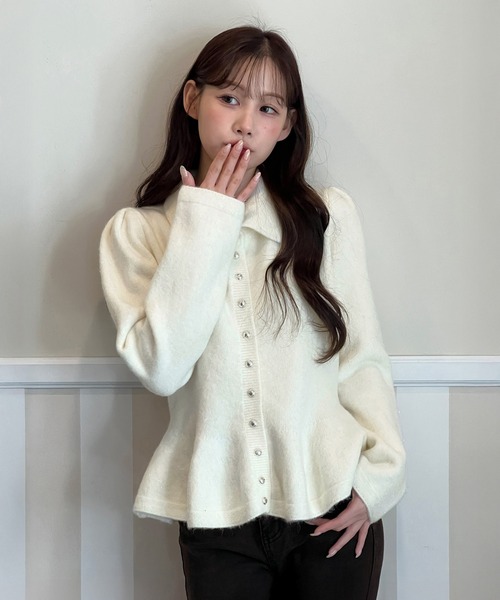 by muni:r(バイ ムニール)の「【着用動画あり・4色展開】パールフレアニットカーディガン(ニット/セーター・レディース・レッド/ブラック/アイボリー/グレー・FREE)」の2枚目の写真