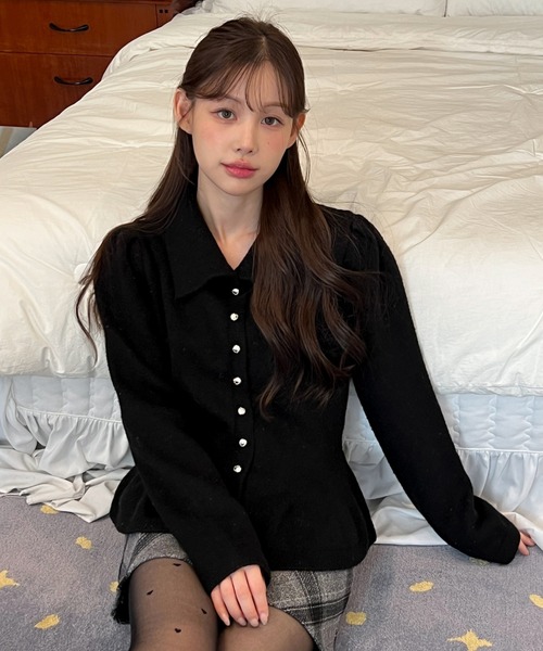 by muni:r(バイ ムニール)の「【着用動画あり・4色展開】パールフレアニットカーディガン(ニット/セーター・レディース・レッド/ブラック/アイボリー/グレー・FREE)」の1枚目の写真