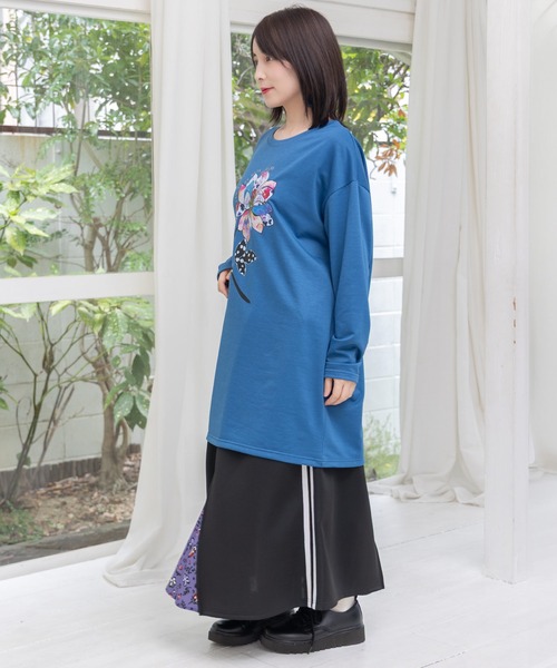 ScoLar（スカラー）の「153713：仲宗根泉(HY)コラボ アート柄花柄チュニック（チュニック・レディース・ブルー/ブラック・M）」の8枚目の写真