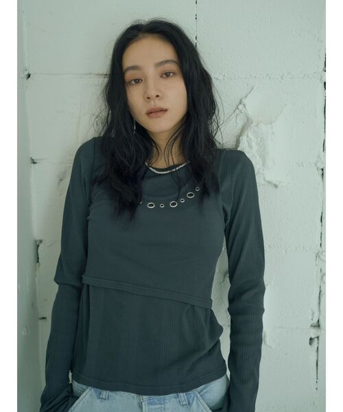 Ungrid(アングリッド)の「ハトメデザインレイヤードロングスリーブTee(Tシャツ/カットソー・レディース・チャコールグレー/オフホワイト・FREE)」の3枚目の写真