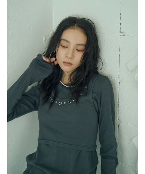 Ungrid(アングリッド)の「ハトメデザインレイヤードロングスリーブTee(Tシャツ/カットソー・レディース・チャコールグレー/オフホワイト・FREE)」の4枚目の写真