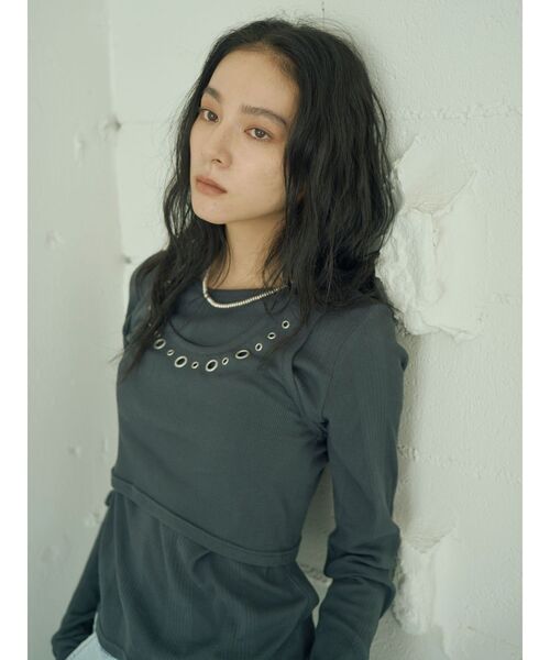 Ungrid(アングリッド)の「ハトメデザインレイヤードロングスリーブTee(Tシャツ/カットソー・レディース・チャコールグレー/オフホワイト・FREE)」の5枚目の写真