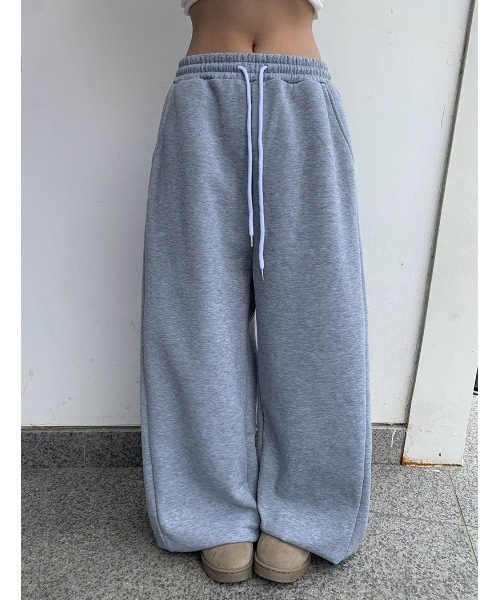 anyonemore（エニワンモア）の「サイドタック裏起毛ワイドトレーニングパンツ（スウェットパンツ・レディース・ブラック/グレー・FREE）」の15枚目の写真