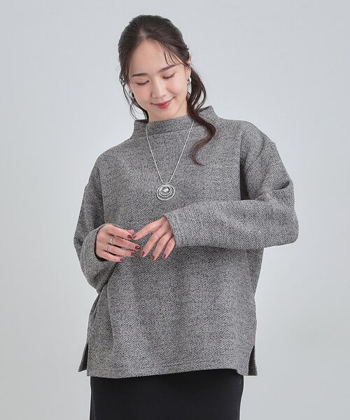 SHOO・LA・RUE(シューラルー)の「【あったか/洗濯機可/S-LL】インせず着られる モックネック ニットソートップス(Tシャツ/カットソー・レディース・アイボリー/ブラウン系その他/グレー・01/02/03/04)」の4枚目の写真