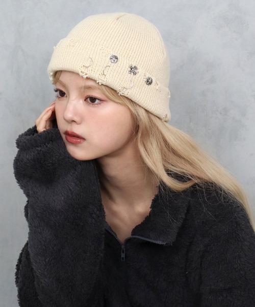 BARELY BLUE(ベアリーブルー)の「【 BARELY BLUE / ベアリーブルー 】 ダメージ メタル ビーニー / ニット キャップ(ニットキャップ/ビーニー・レディース・グレー/アイボリー/ブラック・FREE)」の2枚目の写真