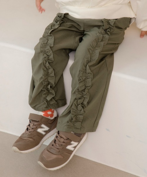 MAKE YOUR DAY(メイクユアデイ)の「ぐいんぐいんのストレッチフリルパンツ■80~140cm(その他パンツ・キッズ・チャコールグレー/アイボリー/オリーブ・90/100/110/120/130/140/80)」の1枚目の写真