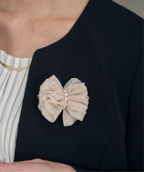 ikka(イッカ)の「【フォーマル対応】フラワーコサージュA(ブローチ/コサージュ・レディース・ホワイト/オフホワイト/グレー/ベージュ・FREE)」の4枚目の写真
