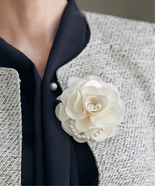ikka(イッカ)の「【フォーマル対応】フラワーコサージュA(ブローチ/コサージュ・レディース・ホワイト/オフホワイト/グレー/ベージュ・FREE)」の2枚目の写真