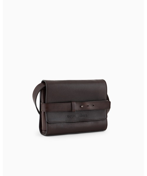 EMPORIO ARMANI（エンポリオアルマーニ）の「【エンポリオ アルマーニ】フラップ付きショルダーバッグ レザー エンボスロゴ（ショルダーバッグ・メンズ・ダークブラウン・FREE）」の2枚目の写真