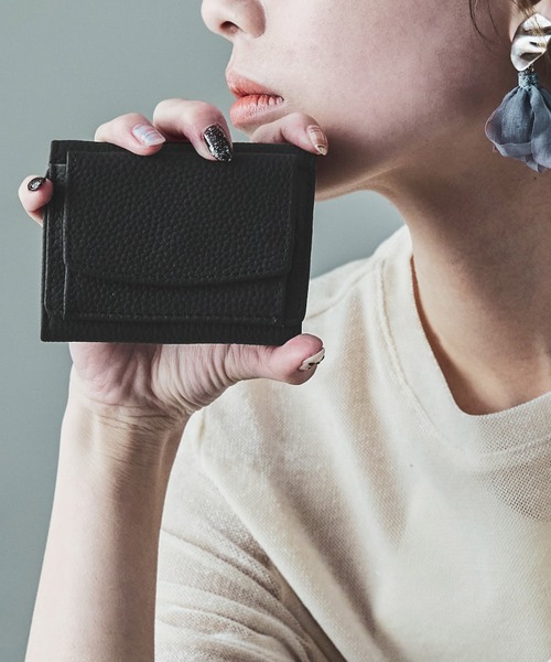 Fashion Letter（ファッションレター）の「エンボスレザー コンパクトミニウォレット 三つ折り財布（財布・レディース・グレイッシュベージュ/ブラック/キャメル・FREE）」の2枚目の写真