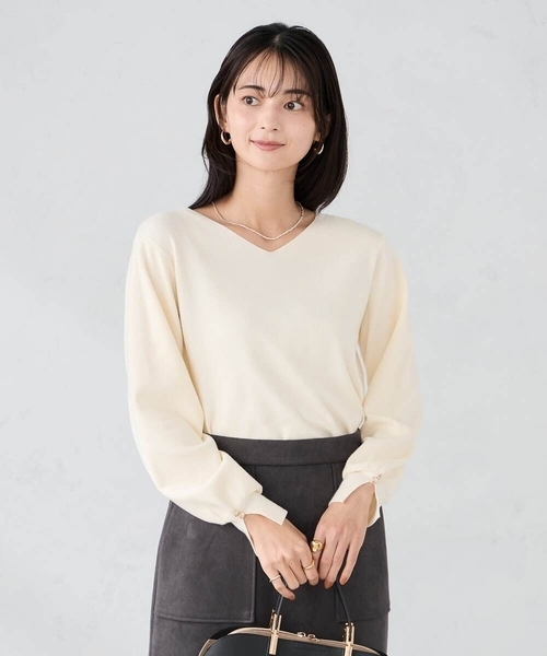 a.v.v（アーヴェヴェ）の「【WEB限定】Vネックパフスリーブニット（ニット/セーター・レディース・ライラック/アイボリー/ブラック/ブルー/グレー/ピンク・36/38/40/42）」の2枚目の写真