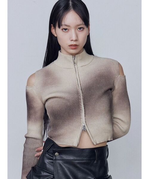 EMODA(エモダ)の「カットウォッシュドプレーティングジップニット(ニット/セーター・レディース・ブラック/ベージュ/ピンク・FREE)」の2枚目の写真