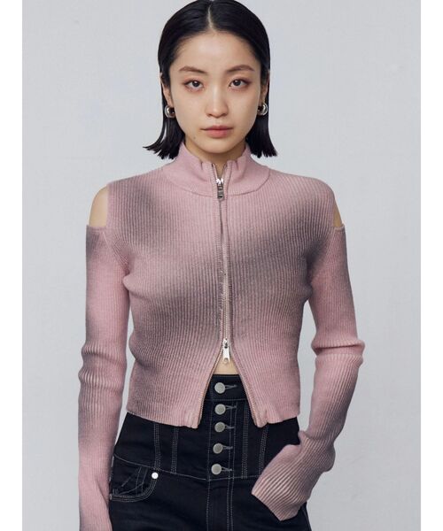 EMODA(エモダ)の「カットウォッシュドプレーティングジップニット(ニット/セーター・レディース・ブラック/ベージュ/ピンク・FREE)」の1枚目の写真