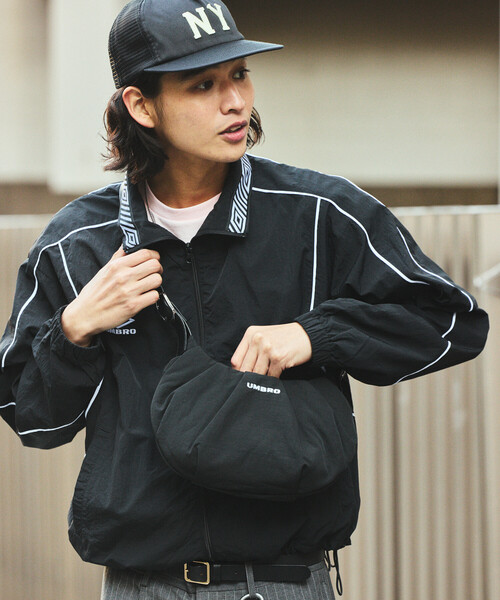 FREAK'S STORE(フリークスストア)の「UMBRO × FREAK'S STORE/アンブロ 別注 サイドベルト ショルダー ギャザーバッグ/ロゴショルダーバッグ(ショルダーバッグ・レディース・ナチュラル/ブラック・ONE SIZE)」の11枚目の写真