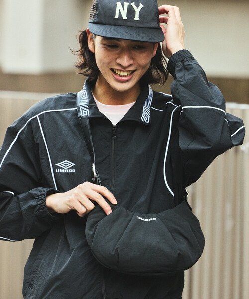 FREAK'S STORE(フリークスストア)の「UMBRO × FREAK'S STORE/アンブロ 別注 サイドベルト ショルダー ギャザーバッグ/ロゴショルダーバッグ(ショルダーバッグ・レディース・ナチュラル/ブラック・ONE SIZE)」の12枚目の写真