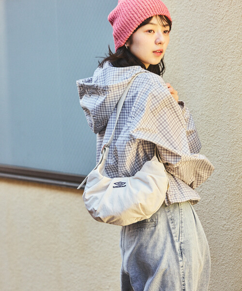 FREAK'S STORE(フリークスストア)の「UMBRO × FREAK'S STORE/アンブロ 別注 サイドベルト ショルダー ギャザーバッグ/ロゴショルダーバッグ(ショルダーバッグ・レディース・ナチュラル/ブラック・ONE SIZE)」の16枚目の写真