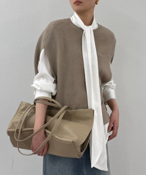 LOUNGEDRESS（ラウンジドレス）の「ギマ鹿子ポンチョニットベスト（ベスト・レディース・ネイビー/ベージュ・FREE）」の6枚目の写真