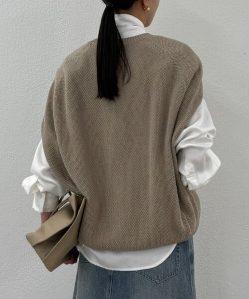 LOUNGEDRESS（ラウンジドレス）の「ギマ鹿子ポンチョニットベスト（ベスト・レディース・ネイビー/ベージュ・FREE）」の8枚目の写真