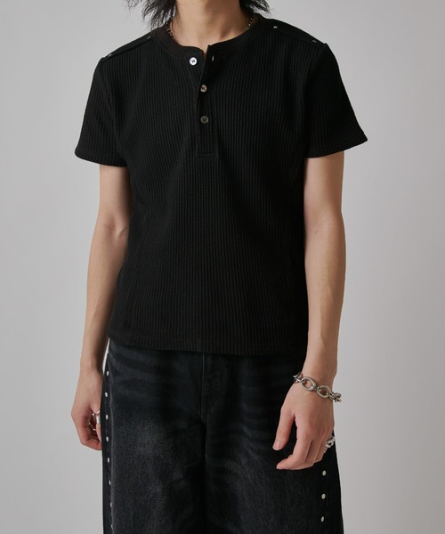 Lui's（ルイス）の「SURJENT　ワッフルヘンリーネックTシャツ（Tシャツ/カットソー・メンズ・チャコールグレー/ブラック・1/2）」の2枚目の写真