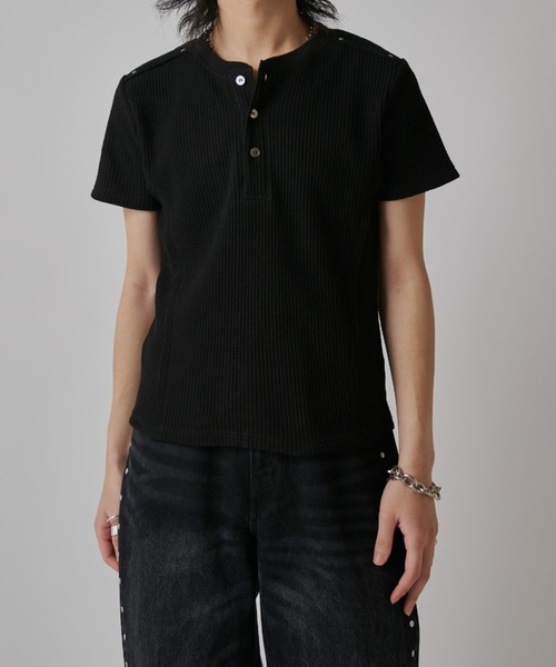 Lui's（ルイス）の「SURJENT　ワッフルヘンリーネックTシャツ（Tシャツ/カットソー・メンズ・チャコールグレー/ブラック・1/2）」の3枚目の写真