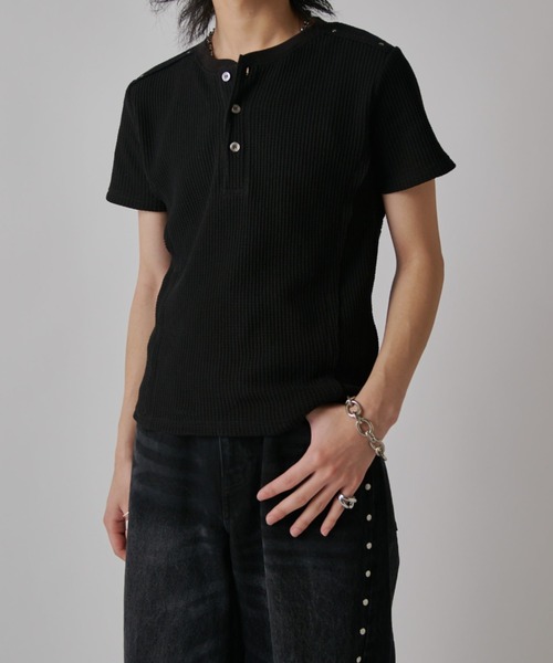 Lui's（ルイス）の「SURJENT　ワッフルヘンリーネックTシャツ（Tシャツ/カットソー・メンズ・チャコールグレー/ブラック・1/2）」の4枚目の写真
