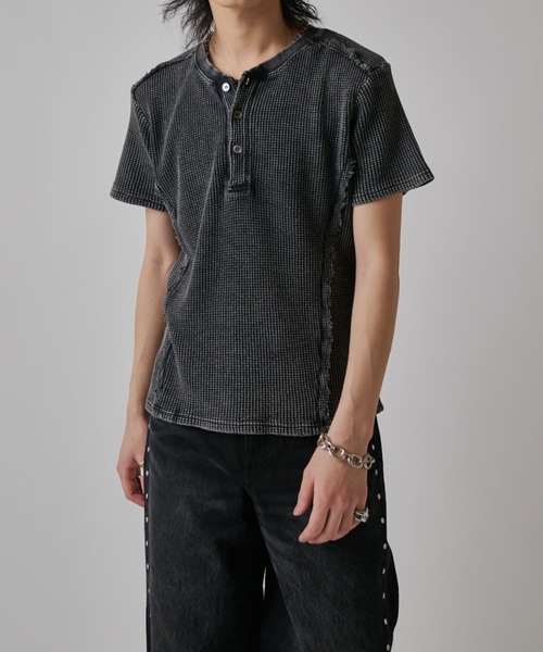 Lui's（ルイス）の「SURJENT　ワッフルヘンリーネックTシャツ（Tシャツ/カットソー・メンズ・チャコールグレー/ブラック・1/2）」の10枚目の写真