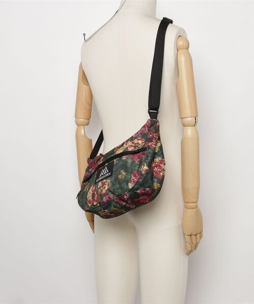 GREGORY(グレゴリー)の「サッチェルS SATCHEL S V2 ボタニカルタペストリー(ショルダーバッグ・メンズ・レッド系その他・ONE SIZE)」の2枚目の写真