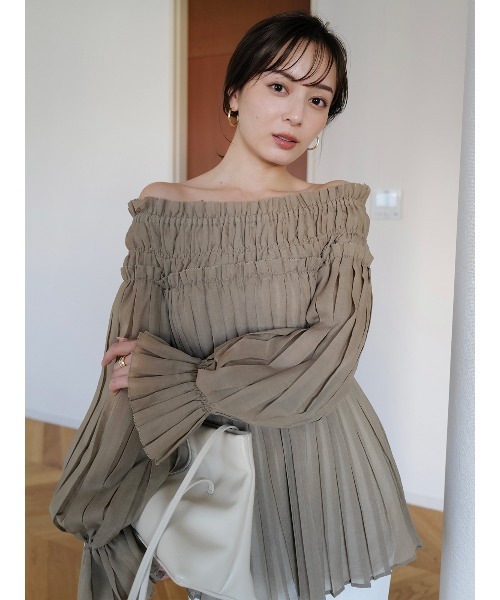 anuans（アニュアンス）の「オフショルダープリーツチュニック（シャツ/ブラウス・レディース・ライトベージュ/ブラック/カーキ系1・MEDIUM/SMALL）」の3枚目の写真
